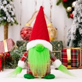 Gnomo di Natale con cappello rosso e barba verde su sfondo festivo decorato - Gnomo Maschio in Piedi (Barba Verde/Cappello Rosso)