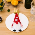 Porta cubiertos de gnomo navideño con gorro rojo de copos y barba para mesa festiva - Bordado de Copo de Nieve