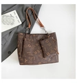 Primer plano de bolso tote marrón oscuro con motivos de letras y estuche con cremallera - café