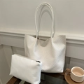 Ensemble de sacs cabas blancs embossés avec pochette zippée sur fond minimaliste en bois - Blanc