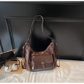 Nahaufnahme braune Lackleder Hobo-Tasche mit Vintage-Silberschnalle und Fronttasche - Kaffeebraun