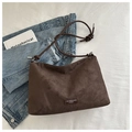 Elegante dunkelbraune Wildleder-Handtasche mit Buchstaben-Logo und Knotenschultergurt - Kaffeebraun