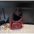 Detail der weinroten Hobo-Tasche aus Glanzleder mit Metallschnalle und Reißverschluss - Burgunderrot