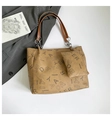 Detalle del bolso tote caqui con estampado de letras, estuche a juego y cadena de plata - Caqui Oscuro