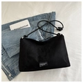 Elegante schwarze Wildleder-Handtasche mit Leder-Logo-Tag und geknotetem Schultergurt - Schwarz