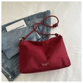 Elegante weinrote Wildleder-Schultertasche mit Lederpatch und geknoteten Trägern - Rot