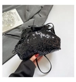 Borsa a mano con paillettes nere e finiture lucide a pieghe con elegante tracolla sottile - Nero