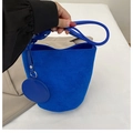 Secchiello blu Klein in pelle scamosciata con ciondolo mini borsa tonda abbinato - Blu