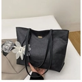Chic black tote bag with pleated texture and white organza flower charm detail - With Pendant / Black