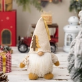 Gnome de Noël en tricot beige avec motifs sapins sur un fond festif chaleureux - Style Décor Sapin de Noël
