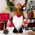 Gnomo de Navidad de peluche con astas de reno sosteniendo un pequeño regalo - Gnomo nórdico reno de pie