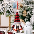 Gnomo natalizio con cappello scozzese rosso e nero e trecce bianche per l'albero di Natale - Stile Femminile con Trecce (Con Luce)