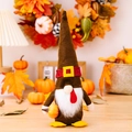 Gnomo de Acción de Gracias con gorro rojo puntiagudo sosteniendo calabaza decorativa - Gnomo de Pavo con Calabaza