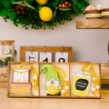 Set di 3 ornamenti in legno a tema limone con gnomi e chiosco della limonata in vassoio - Ciondolo In Legno A 3 Scomparti A Tema Limone Modello A
