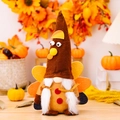 Nain en peluche de Thanksgiving avec chapeau de dinde et plumes en feutre colorées - Action de Grâce Gnome Dindon Femme