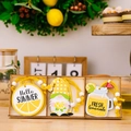 Set di ciondoli in legno a tema limone estivo con gnomo e scritta Fresh Lemonade - Ciondolo In Legno A 3 Scomparti A Tema Limone Stile B