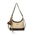 Dettaglio della tracolla a catena e dei ciondoli decorativi su una borsa beige a contrasto - Con Ciondolo / caffè