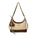 Dettaglio borsa a tracolla in tela beige con finiture in pelle e catena oro - Con Ciondolo / Marrone