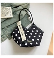 Detail van de polka dot tote bag met brede canvas riem en fashion rubberen patch - Zwarte Polkadot