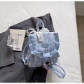 Detalle de mini mochila de cuadros azules con lazo de encaje y adornos volantes - Azul