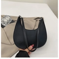 Primer plano del bolso media luna de cuero negro granulado con asa ancha y lisa - Negro