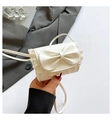 Detalle de bolso blanco de cuero con bordes de encaje y diseño de lazo elegante - Blanco