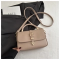 Detalle de bolso beige de piel sintética con hebilla dorada y correa ajustable - Caqui Oscuro
