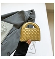 Mini borsa dorata metallizzata con texture a griglia a rilievo e tracolla a catena - Oro