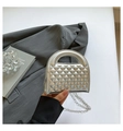 Mini borsa argento con trapuntatura a rombi, finitura metallizzata e catena - Argento