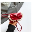Détail d'un sac rouge à nœud avec bordure en dentelle et finition en similicuir lisse - Rouge