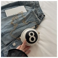 Detail einer runden Billard Nr. 8 Umhängetasche mit goldener Kette auf Denim-Stoff - Gebrochenes Weiß