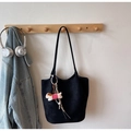 Bolso tote negro minimalista de gamuza con un lindo colgante de perro en un perchero - Con Colgante / Negro