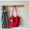 Bolso tote minimalista de ante rojo con colgante de cachorrito en un gancho de madera - Con Colgante / Rojo