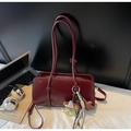 Détail du cabas en cuir verni bordeaux avec charm en peluche et accessoires de bureau - Sans Pendentif / Bordeaux