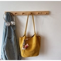 Bolso tote de ante amarillo jengibre con colgante de perro en un gancho de madera - Con Colgante / Amarillo