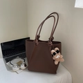 Bolso tote marrón oscuro de cuero granulado con correas anudadas y colgante de oso - Sin Colgante / Café