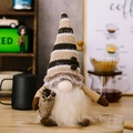 Gnomo del caffè marrone con cappello di paillettes e decoro sacchetto chicchi - Cappello a Strisce Con Sacco di Caffè (5015423120719)