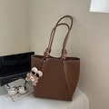 Bolso tote de cuero marrón oscuro con asa anudada y colgante de oso de peluche suave - Sin Colgante / Marrón
