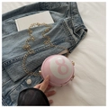 Detail der kreativen pinkfarbenen Billard-8-Ball-Tasche mit Goldkette auf Denim - Rosa