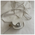 Détail du mini sac selle en cuir grainé blanc avec boucle coeur en métal argenté - Blanc