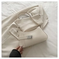 Primer plano detallado del bolso de hombro blanco crema con hebilla de metal y correa - Blanco