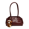 Sac à épaule vintage bordeaux en cuir brillant avec un pendentif d'ours en peluche mignon - Avec Pendentif / Rouge