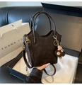 Borsa a secchiello marrone caffè retrò con ciondolo a scimmia e tracolla regolabile - Con Portachiavi Mostro / Nero