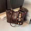 Bolso tote vintage marrón oscuro con letras doradas y colgante de conejo de punto - Con Colgante / Café