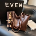 Bolso tote retro de cuero marrón oscuro de gran capacidad con un colgante de conejo - Con Colgante / Marrón