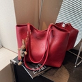 Bolso tote retro burdeos grande con logo dorado y colgante de conejo adorable - Con Colgante / Burdeos