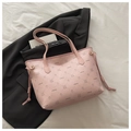Detail der rosa Tasche mit Logo-Muster auf einer strukturierten Oberfläche aus Leder - Rosa