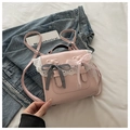 Detalle de la mochila rosa de encaje con lazos dobles y cierre de hebilla - Rosa