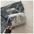 Detalle de bolso plateado con encaje, lazos dobles y hebillas de estilo retro - Plateado