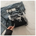 Detalle de mochila de cuero PU negro con ribete de encaje blanco y lazo de cuadros - Negro